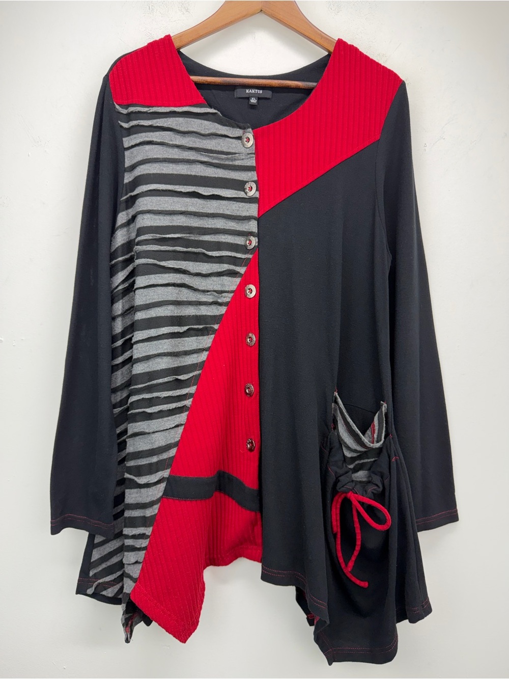 Kaktus size XL Women’s Black Red Colorblock Asymmetrical Button Up Tunic Top